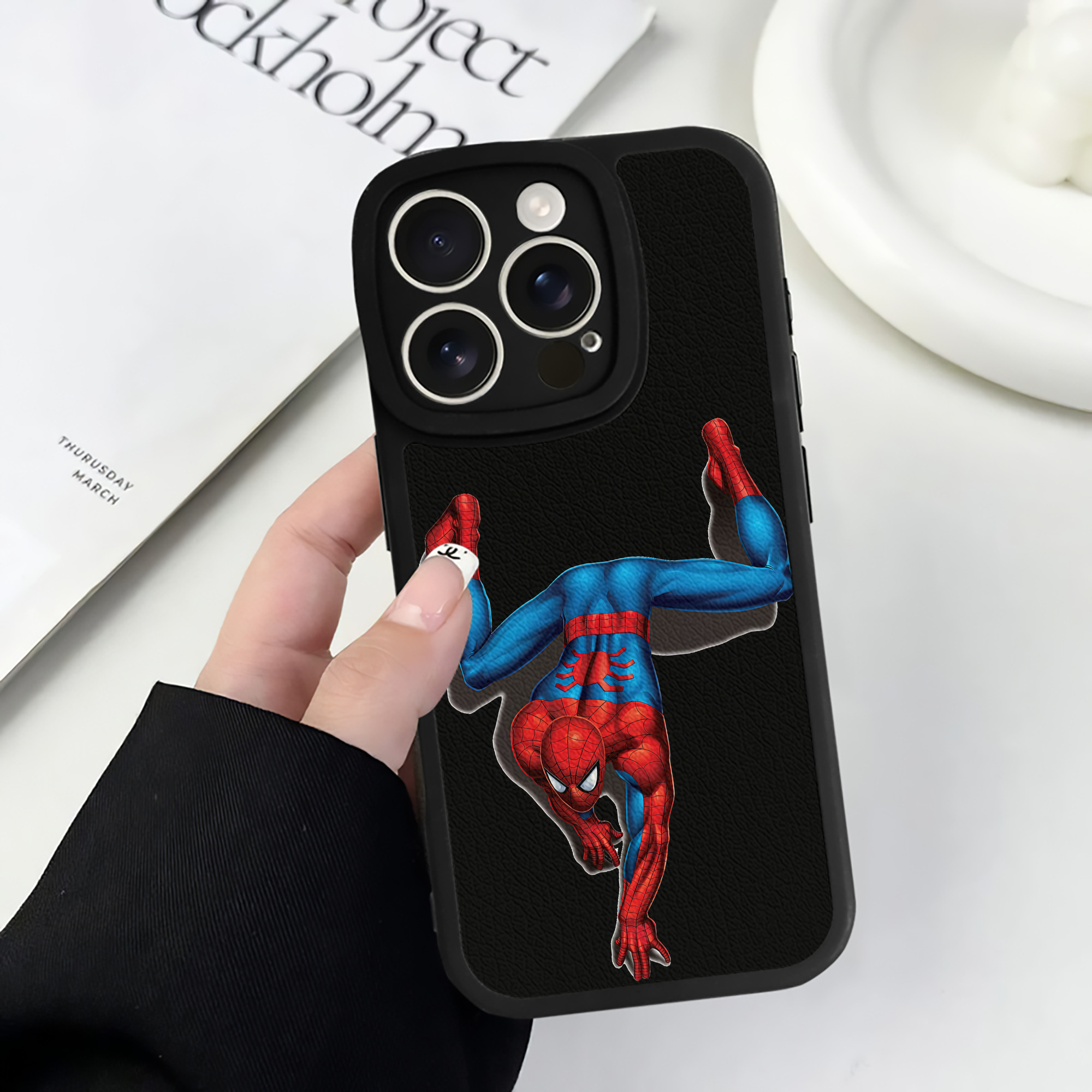 Spider Man スパイダーマン 【iPhone 16シリーズ対応】シリコンスマホケース（レザー調） 材質：シリコン